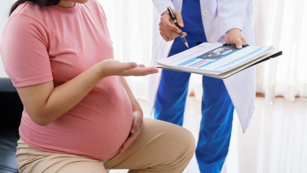 Obstetrician Consulting Pregnant Woman - DR Vinayak das Blog